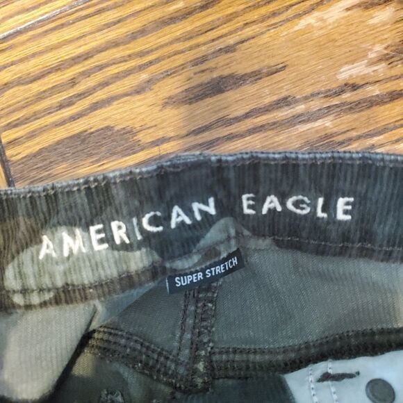 American Eagle Camo corduroy Mom Jean sz 6 - Picture 3 of 6
